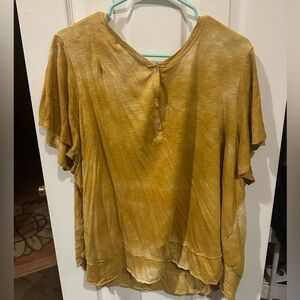 Cute yellow and white tie dye blouse 👚 💛🤍